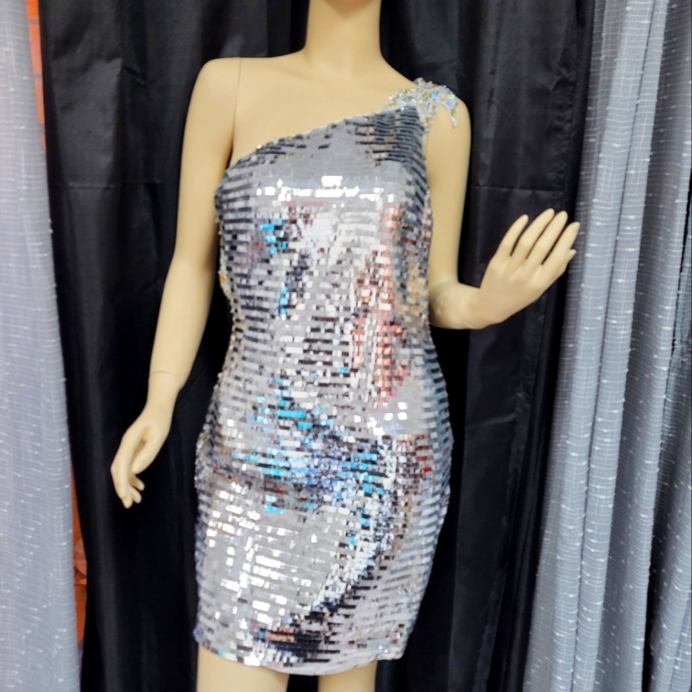 Extreme brand, Silver, Size 6, semi Formal dress